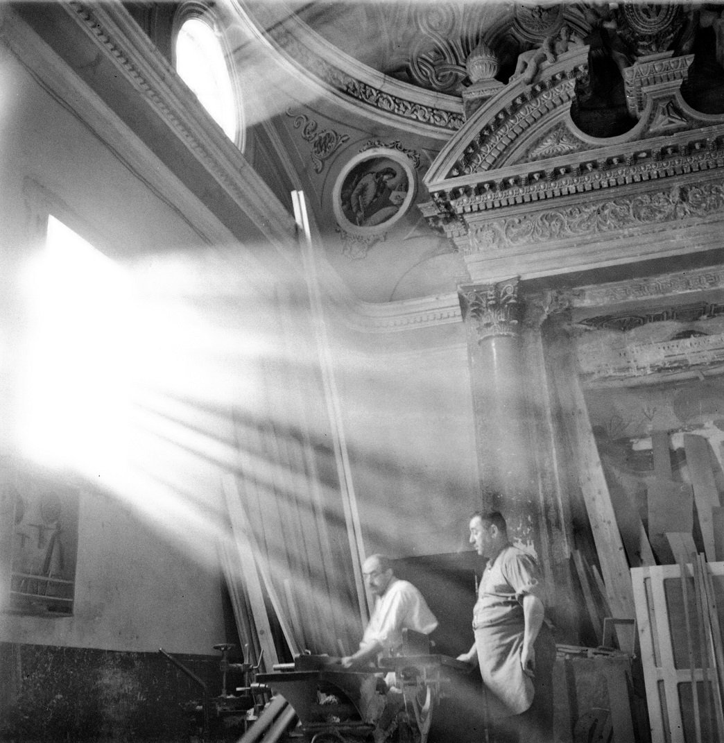 Kati Horna: Asztalosműhely egy kollektivizált templomban. Binefar, Huesca, 1937 - az OPE-CNT/FAI, IISC Fotóarchívuma